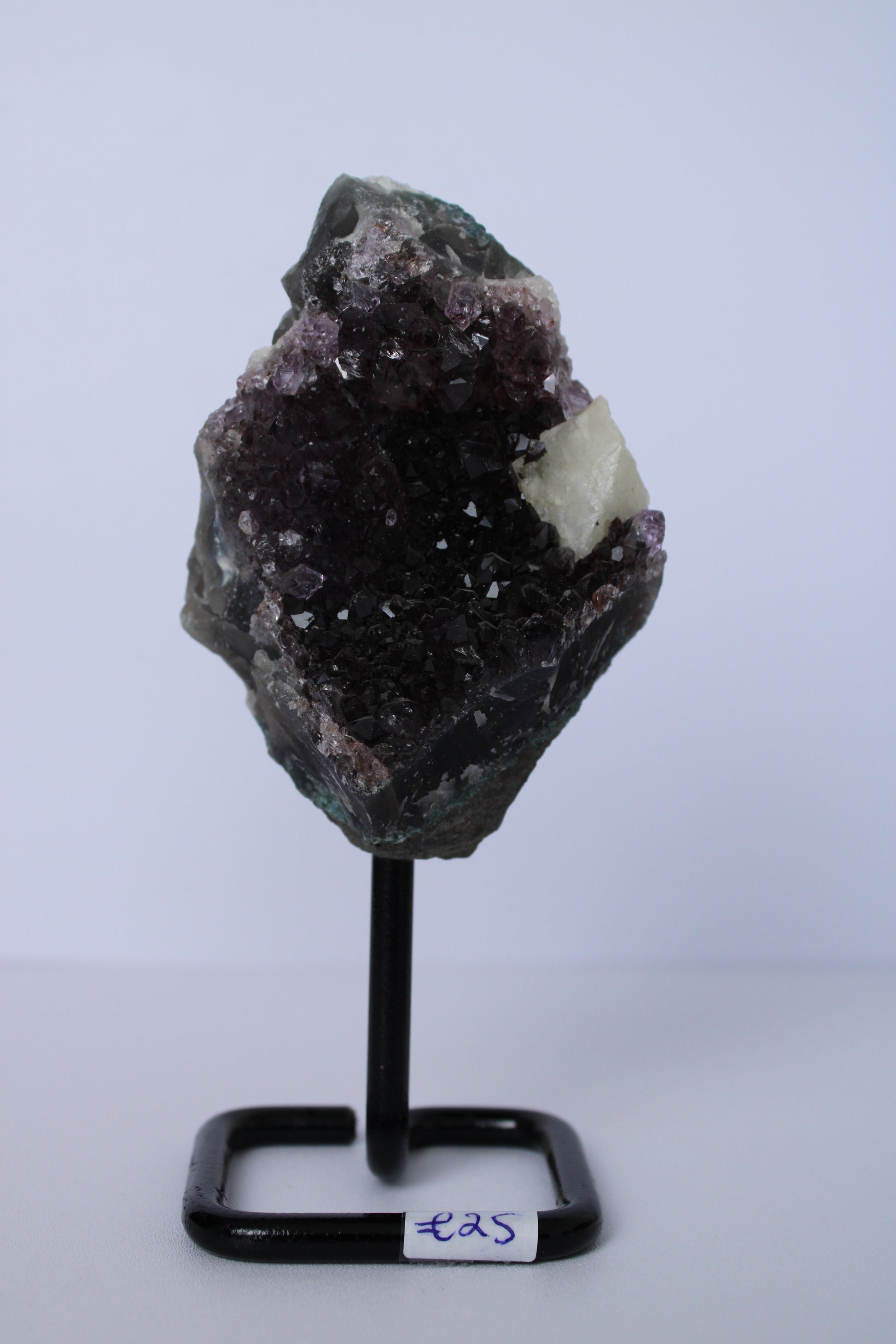 Amethist met calciet cluster op standaard - Gemstone Dreams