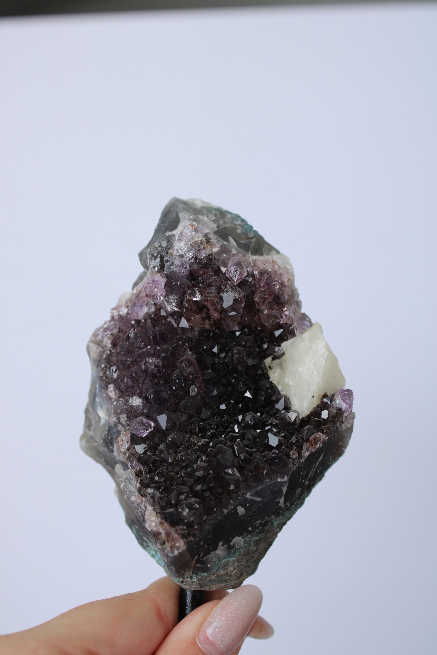 Amethist met calciet cluster op standaard - Gemstone Dreams