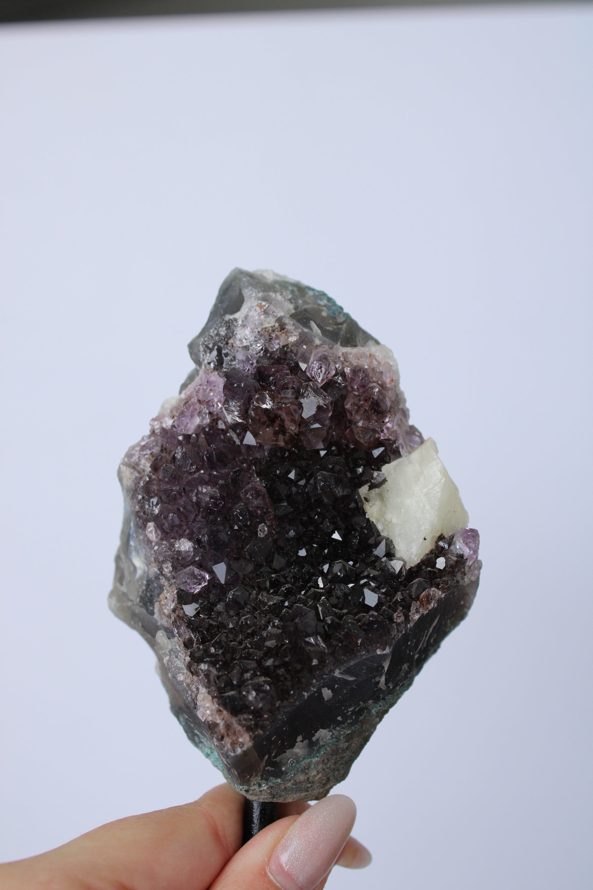 Amethist met calciet cluster op standaard - Gemstone Dreams