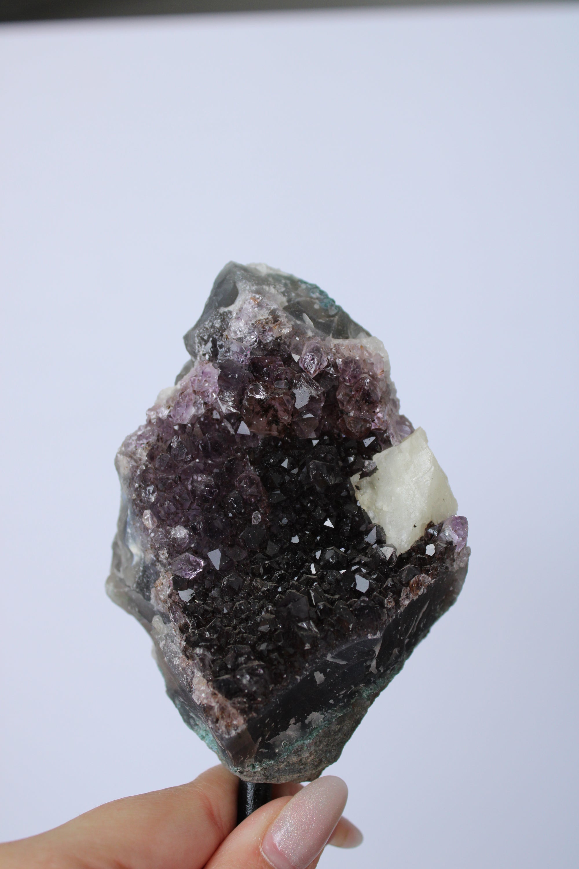 Amethist met calciet cluster op standaard - Gemstone Dreams