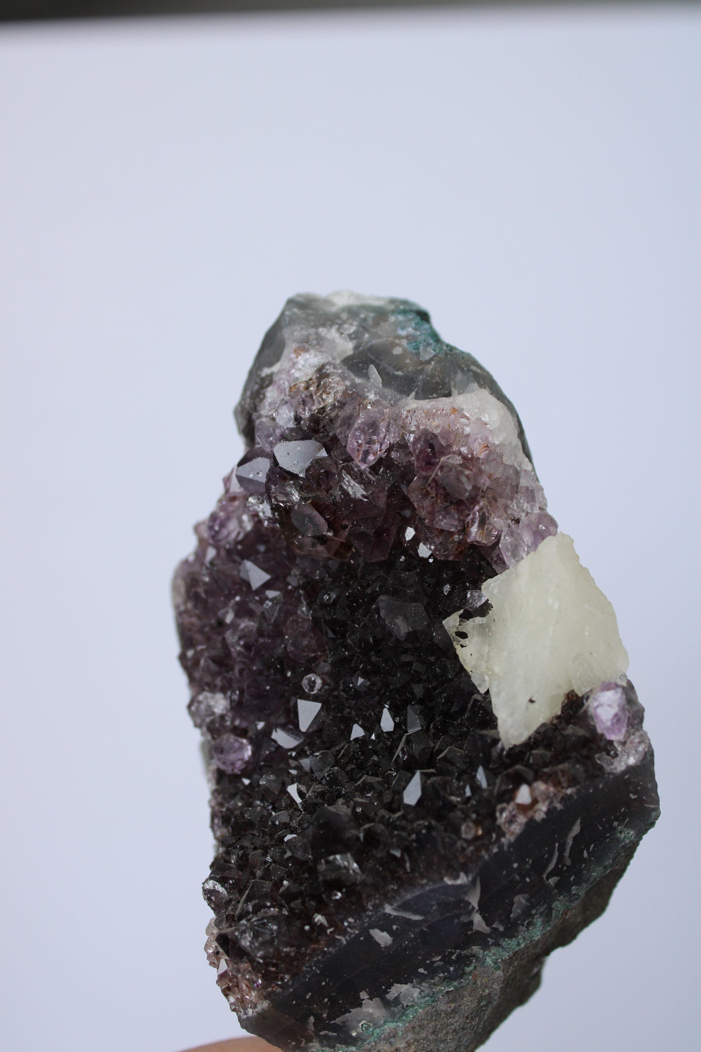 Amethist met calciet cluster op standaard - Gemstone Dreams