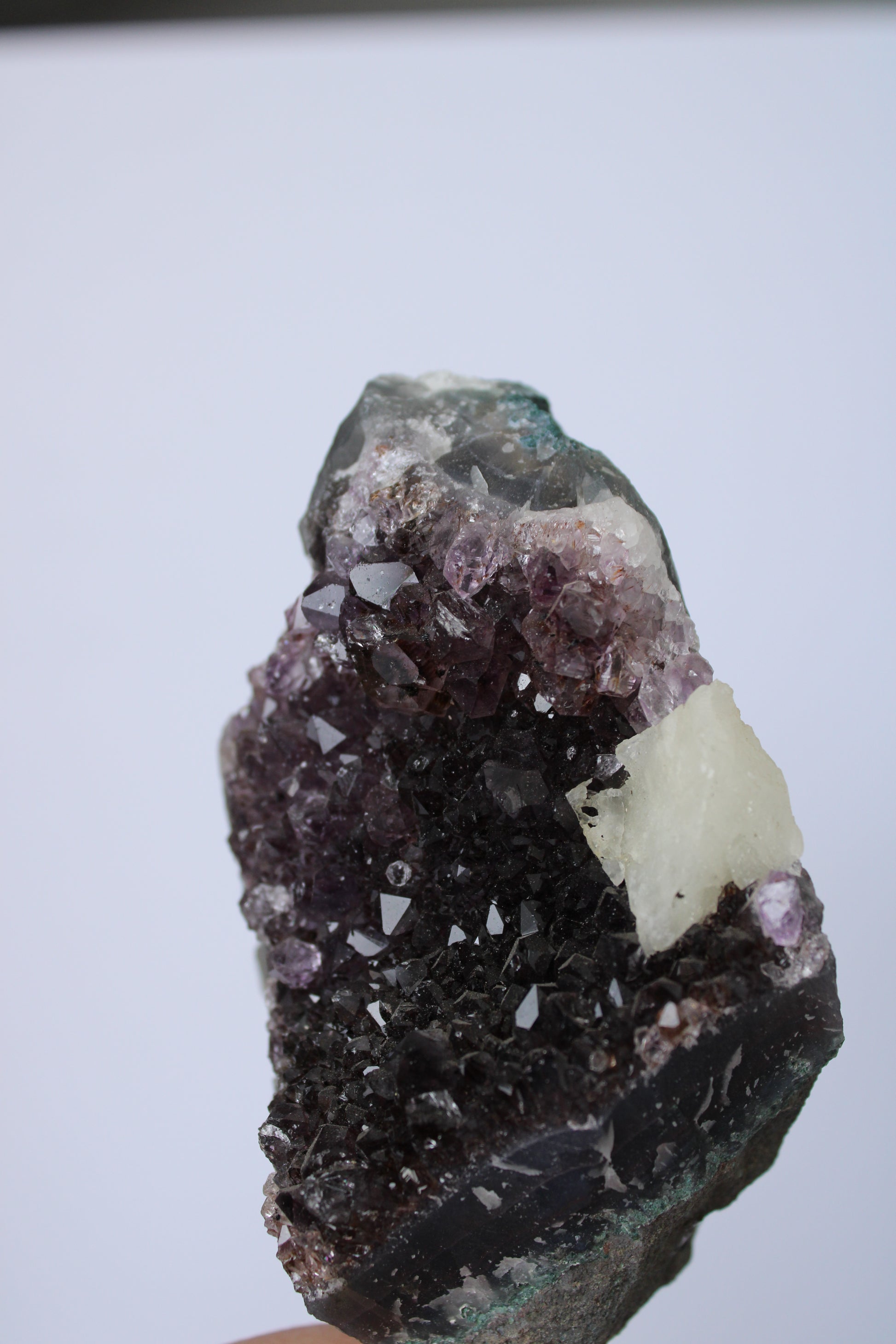 Amethist met calciet cluster op standaard - Gemstone Dreams