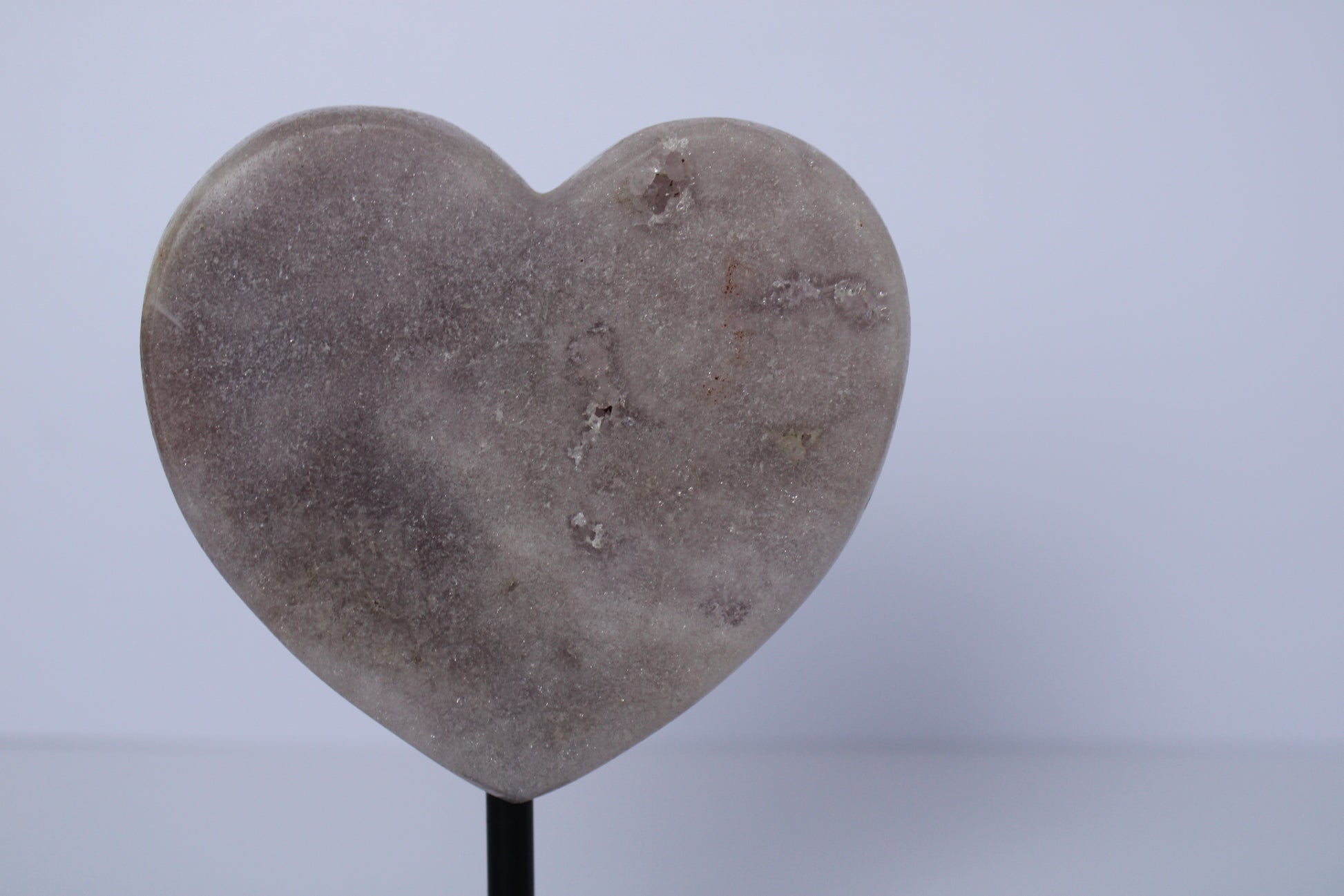 Roze amethist hart op standaard - Gemstone Dreams