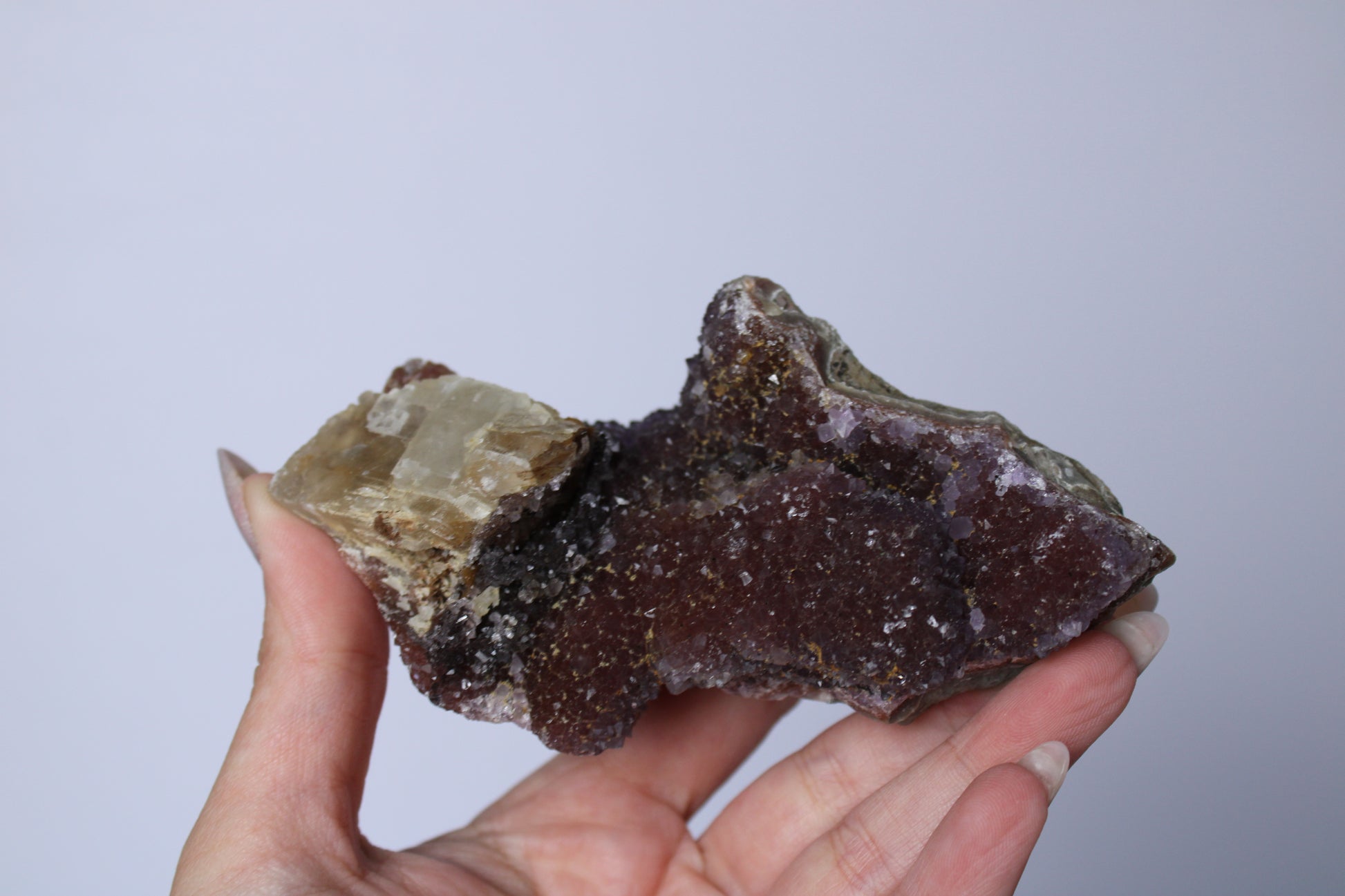 Rode regenboog amethist met calciet cluster - Gemstone Dreams