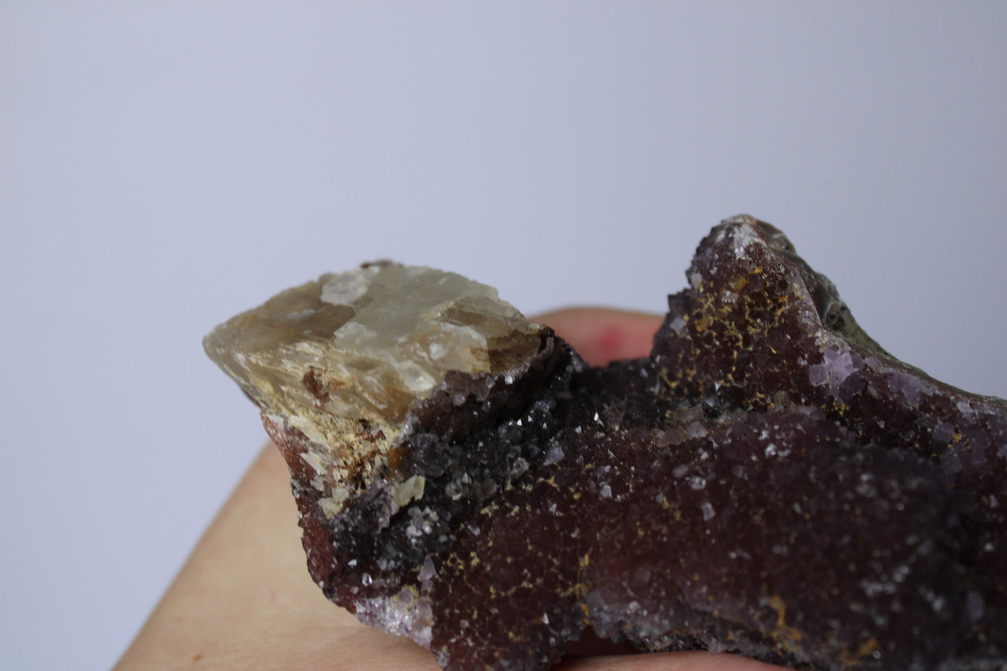 Rode regenboog amethist met calciet cluster - Gemstone Dreams
