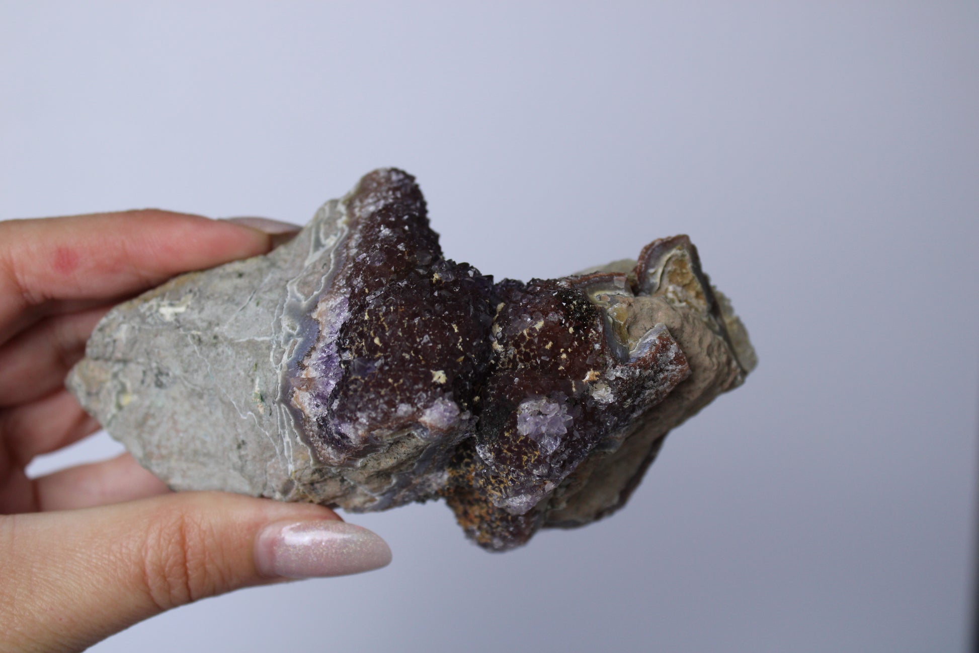 Rode regenboog amethist met calciet cluster - Gemstone Dreams