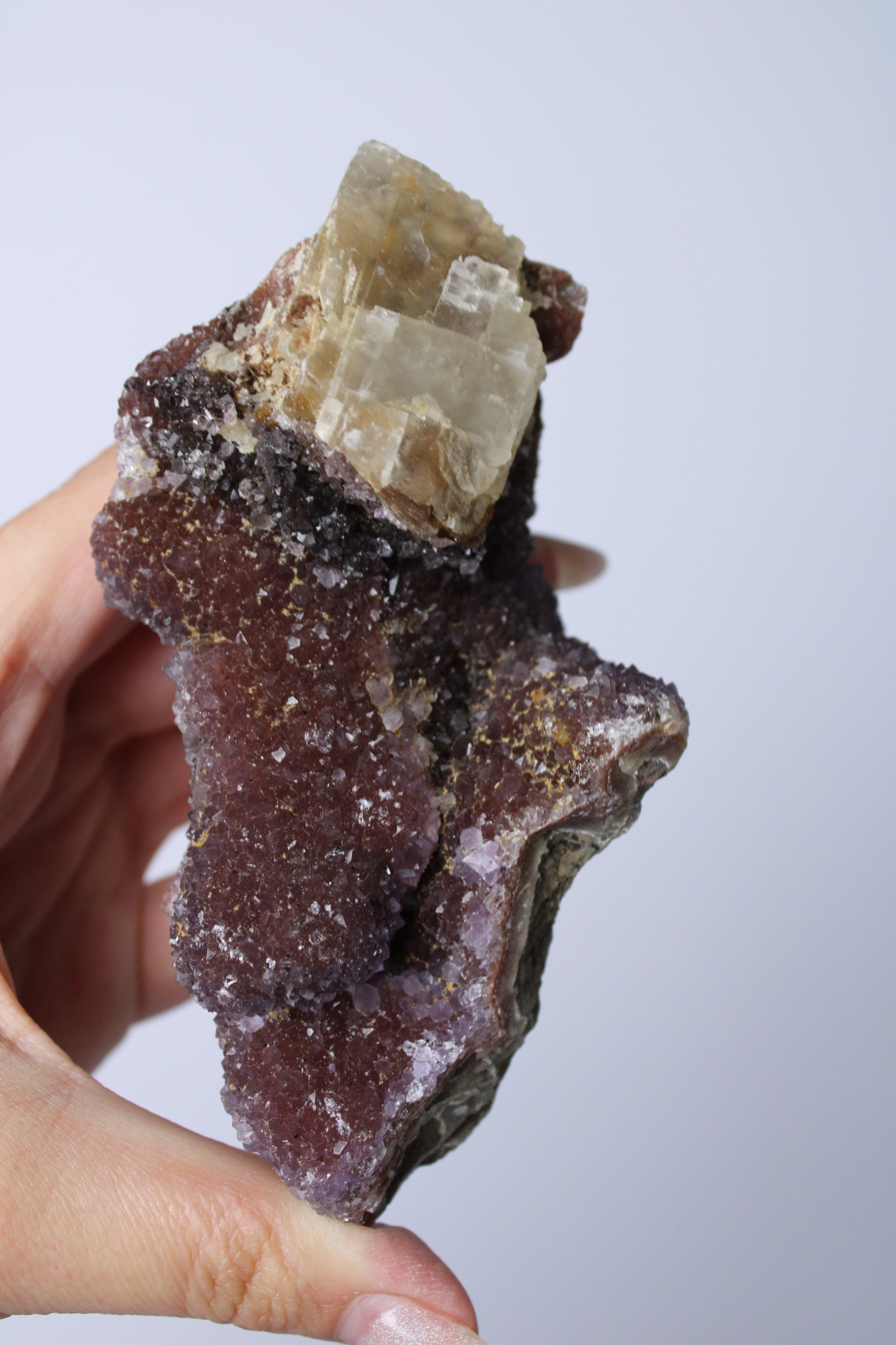 Rode regenboog amethist met calciet cluster - Gemstone Dreams