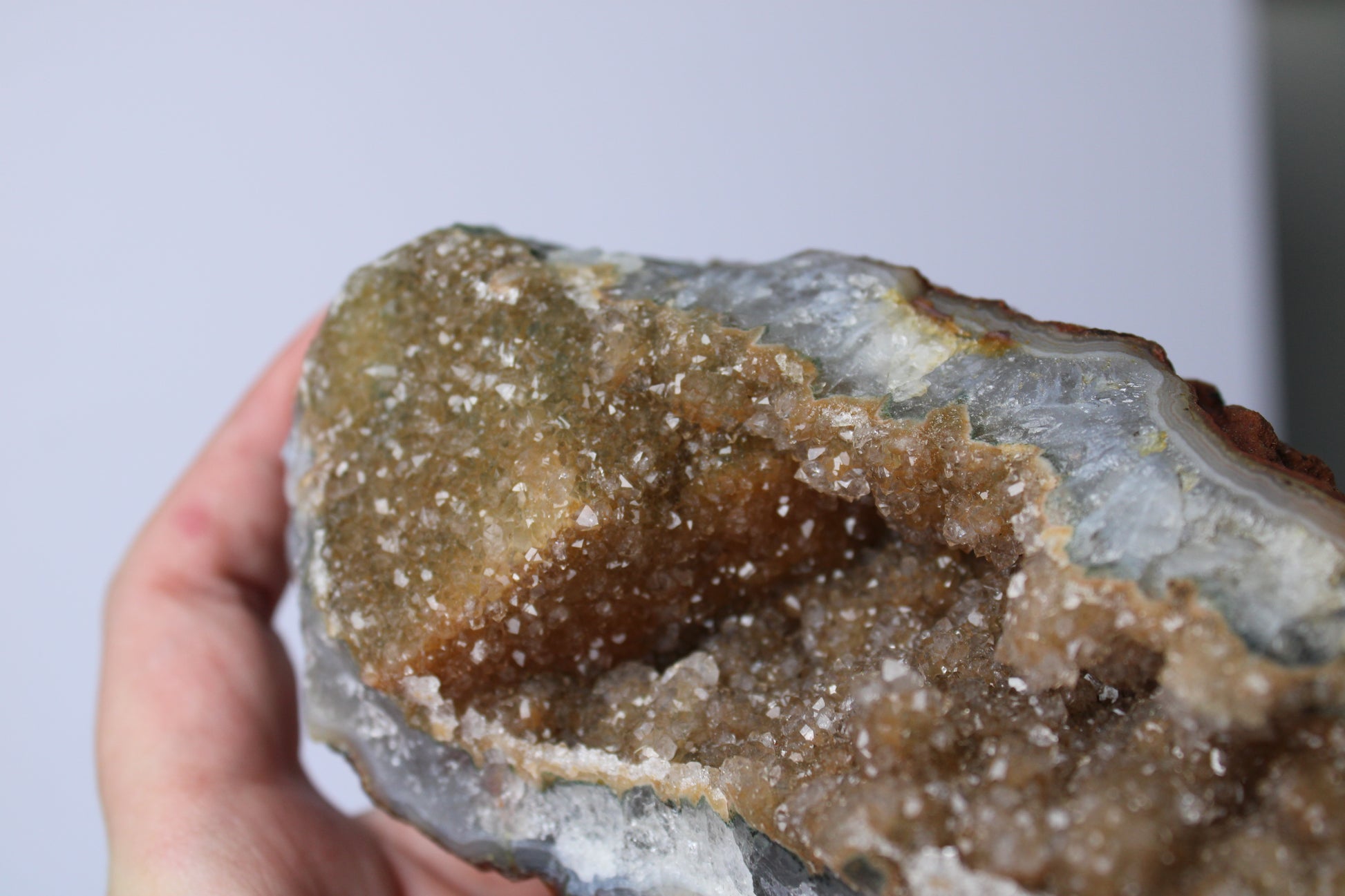 Regenboog amethist met calciet blokje - Gemstone Dreams