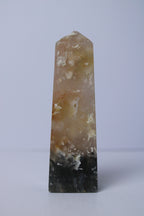 Blue plume agaat toren - Gemstone Dreams