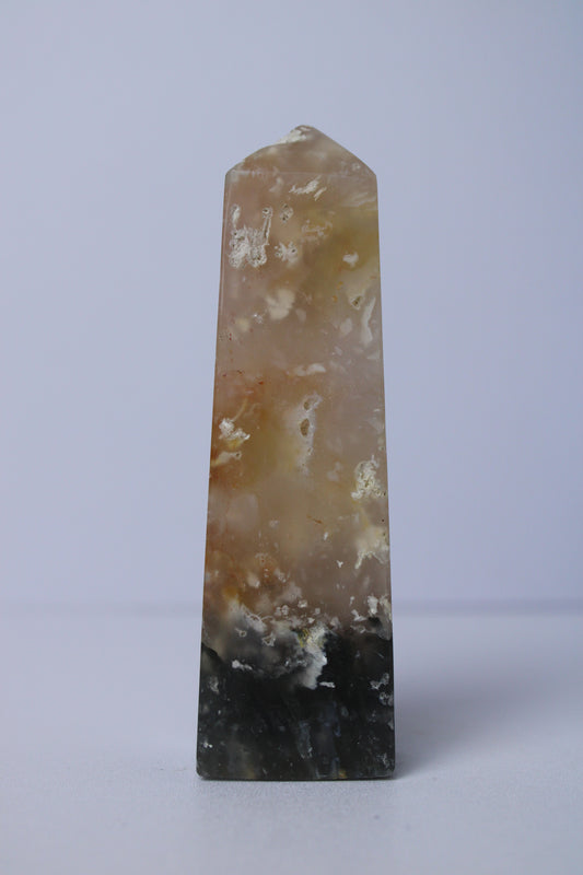 Blue plume agaat toren - Gemstone Dreams