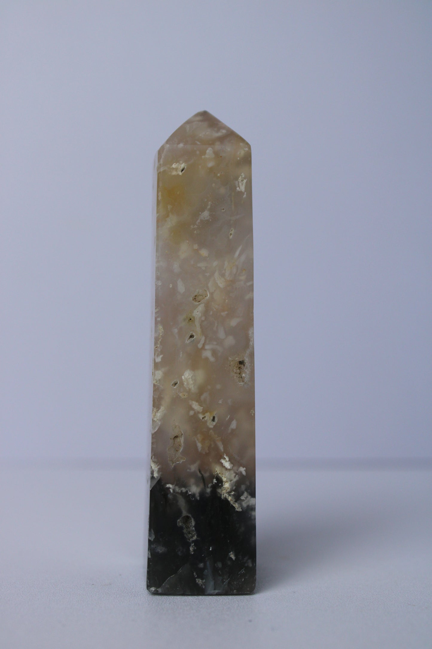 Blue plume agaat toren - Gemstone Dreams