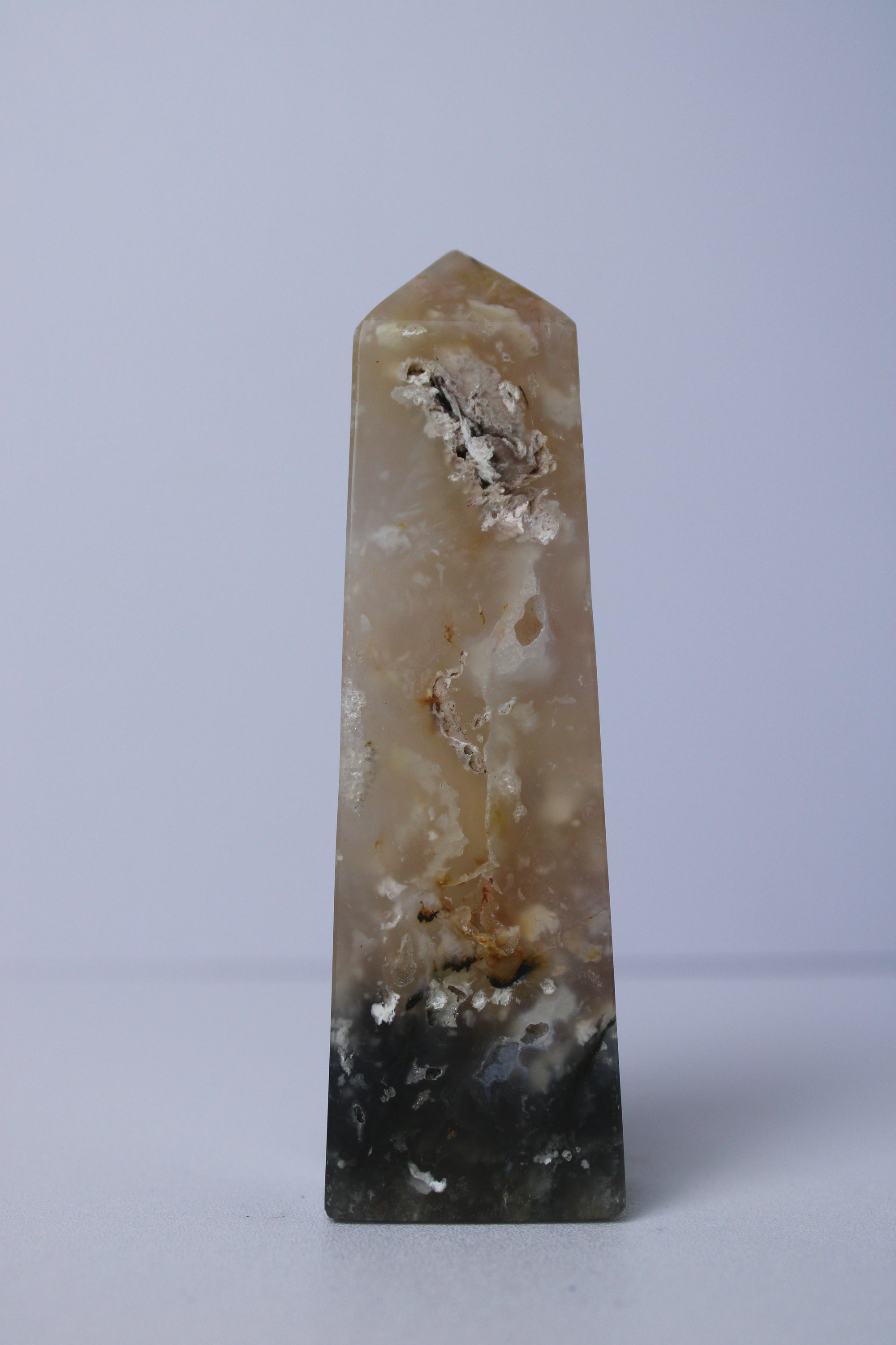 Blue plume agaat toren - Gemstone Dreams