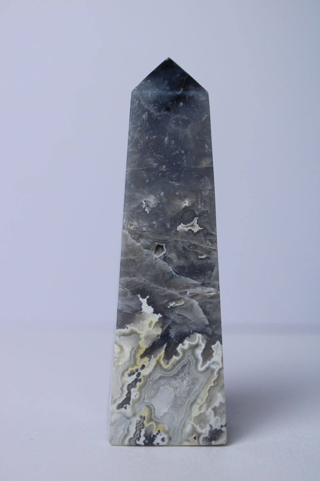 Blue plume agaat toren - Gemstone Dreams