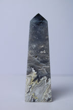 Blue plume agaat toren - Gemstone Dreams