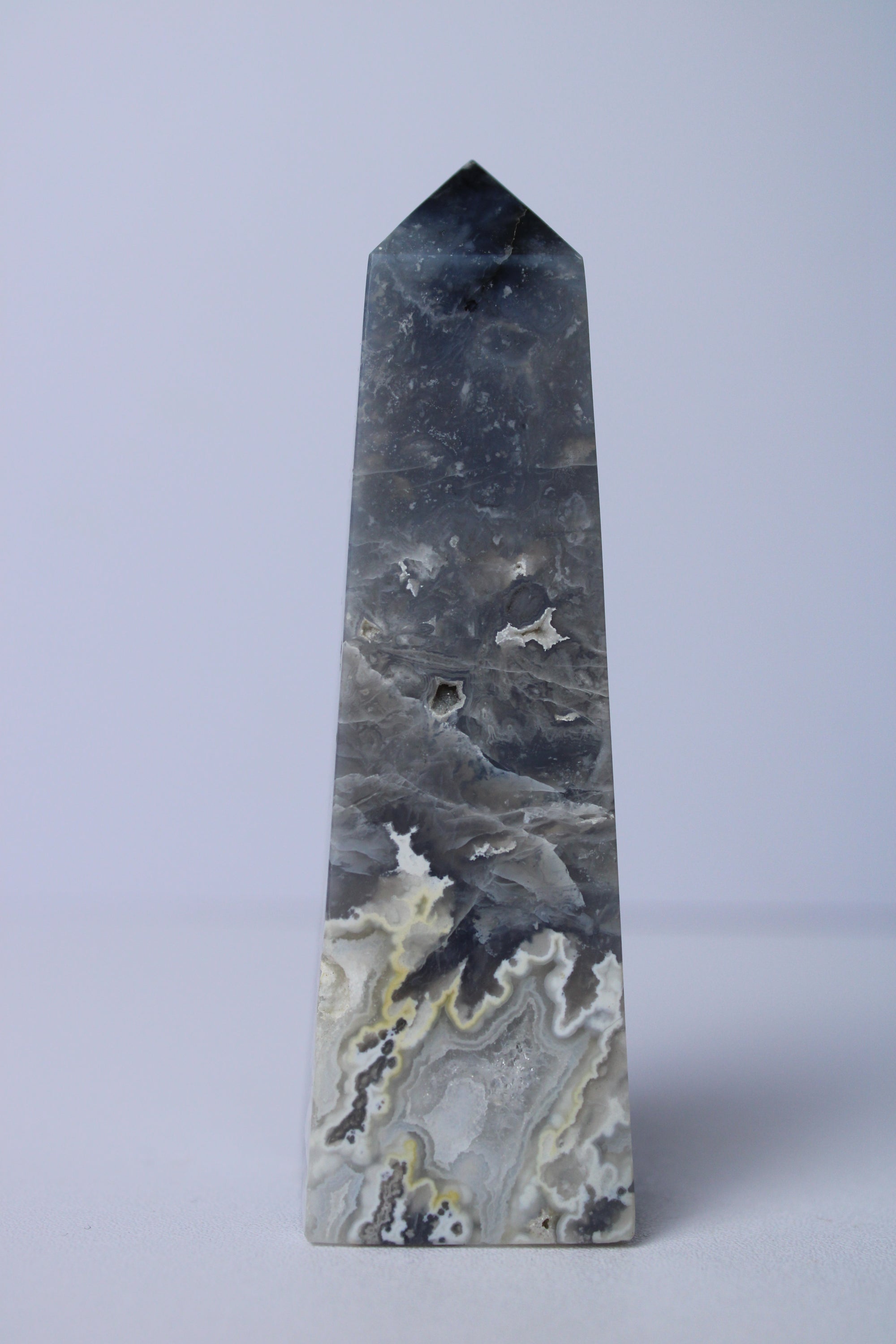 Blue plume agaat toren - Gemstone Dreams