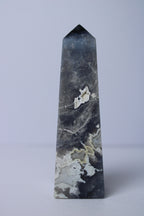 Blue plume agaat toren - Gemstone Dreams