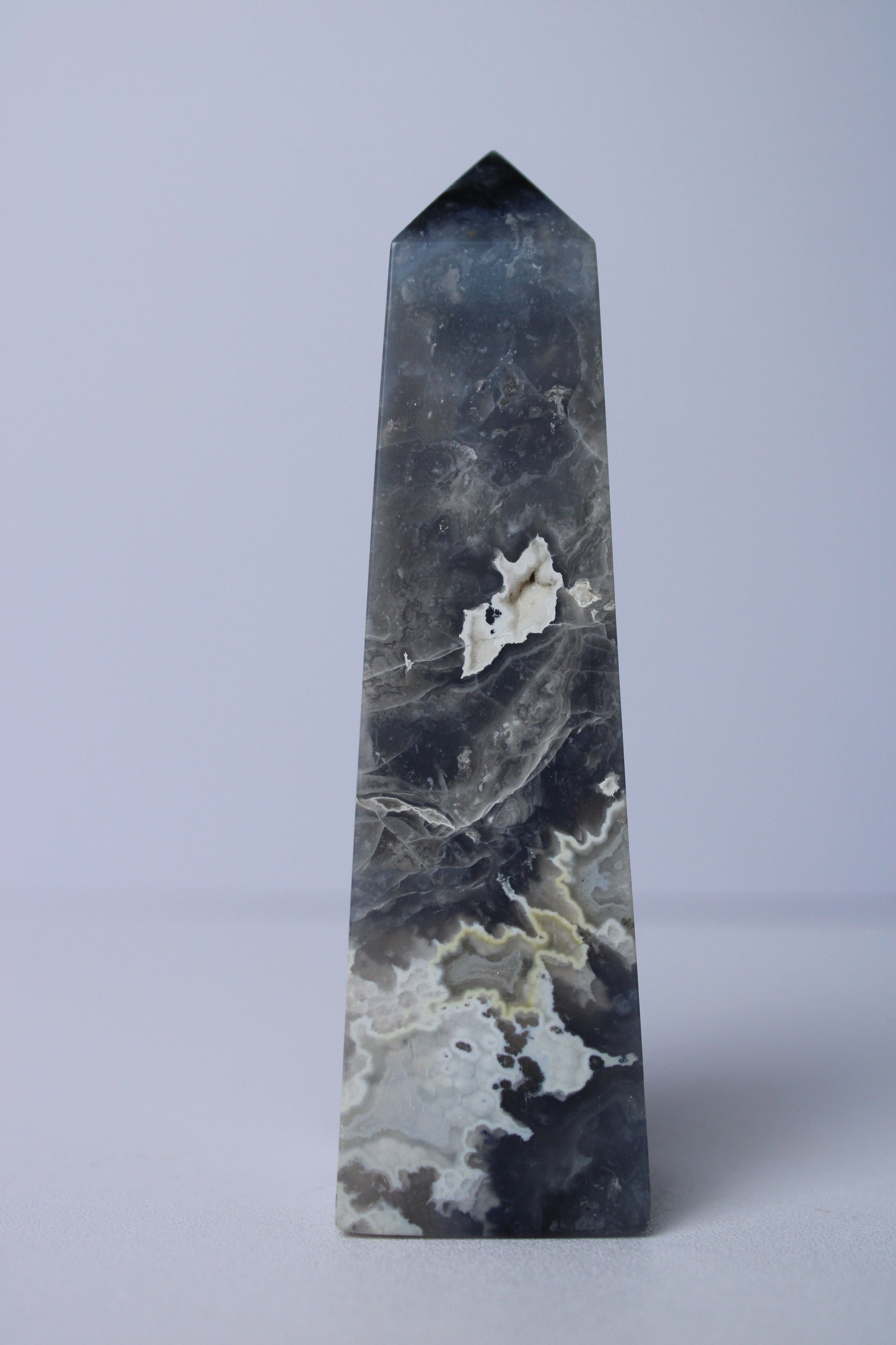 Blue plume agaat toren - Gemstone Dreams