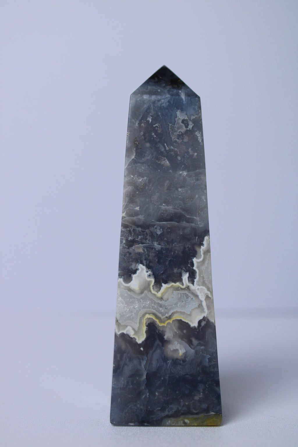 Blue plume agaat toren - Gemstone Dreams