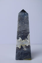 Blue plume agaat toren - Gemstone Dreams