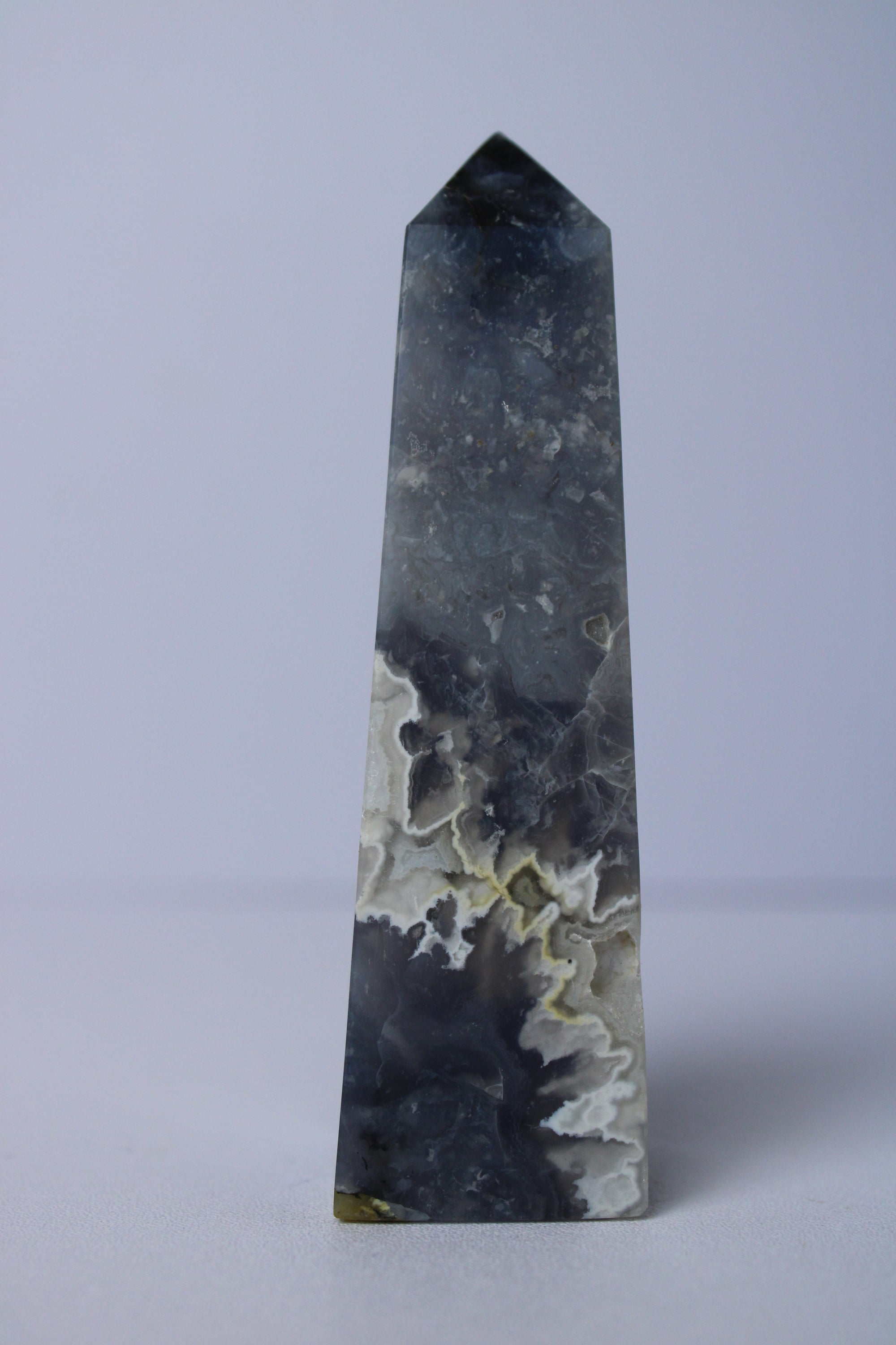 Blue plume agaat toren - Gemstone Dreams