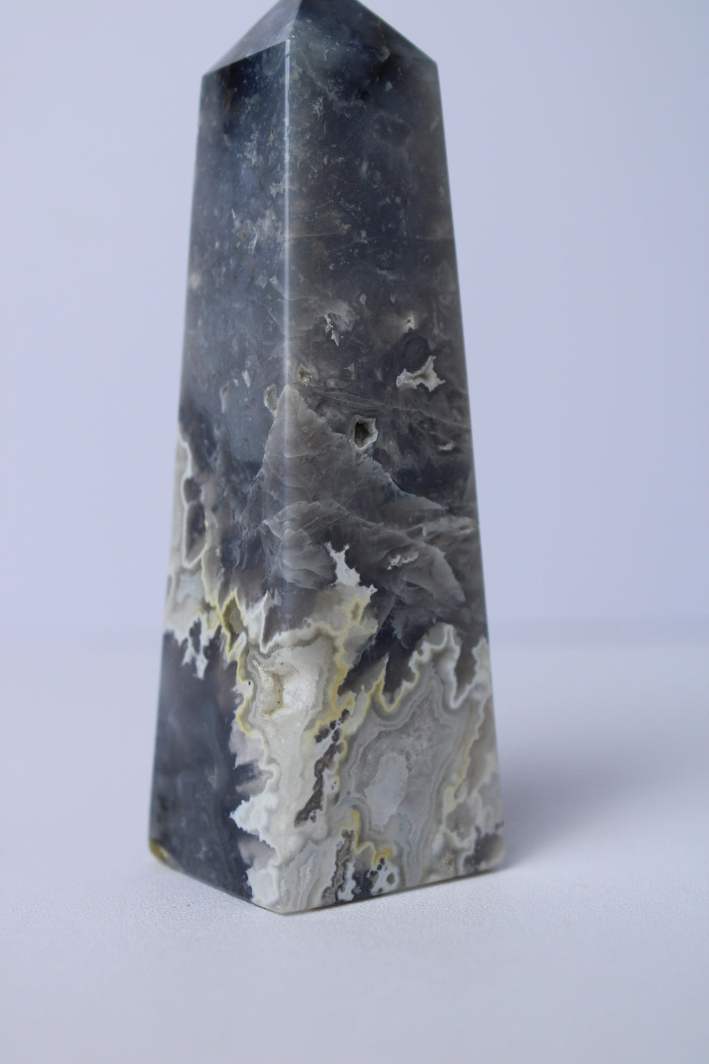 Blue plume agaat toren - Gemstone Dreams