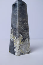Blue plume agaat toren - Gemstone Dreams