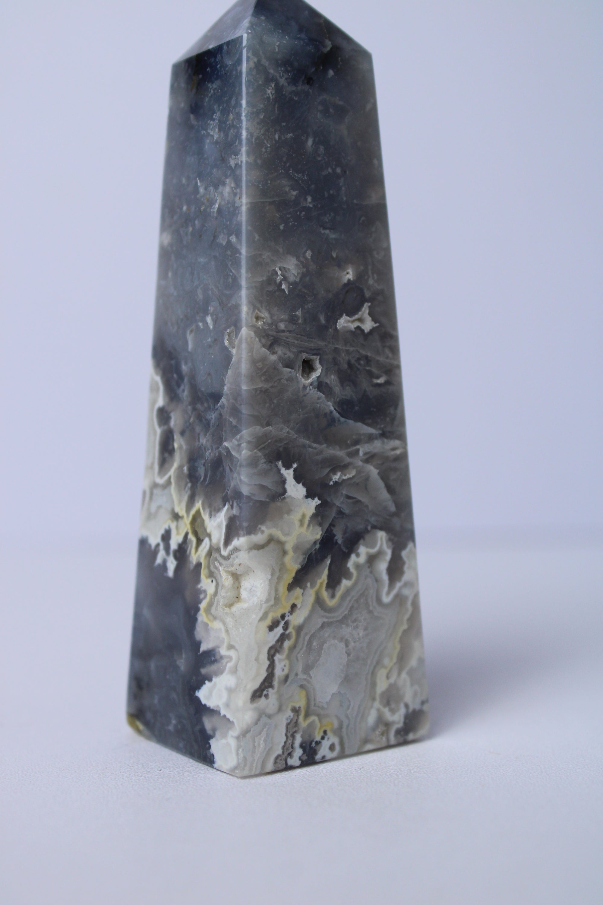Blue plume agaat toren - Gemstone Dreams