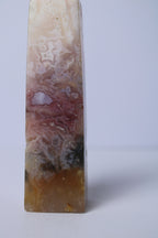 Pink plume agaat toren - Gemstone Dreams