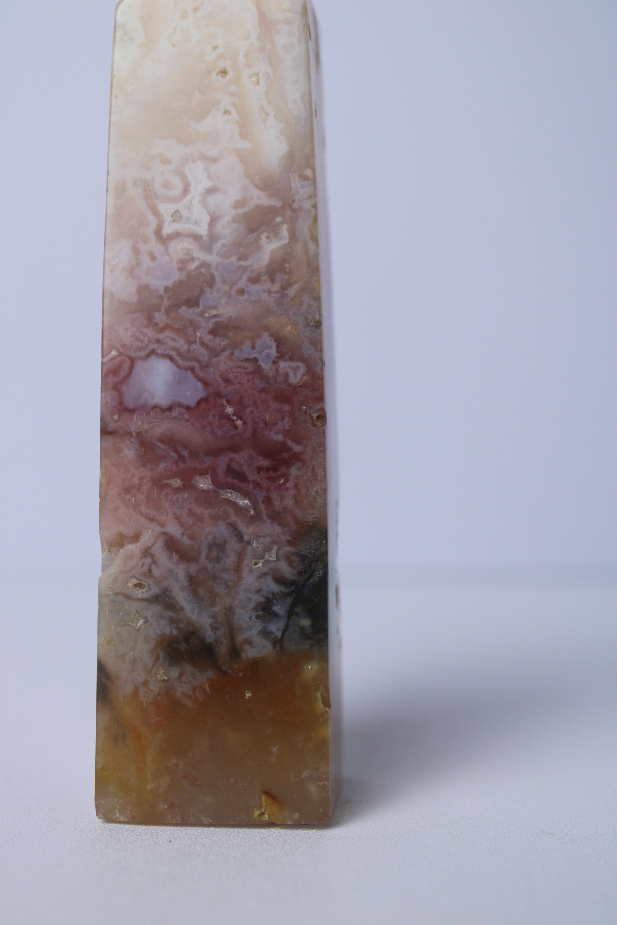 Pink plume agaat toren - Gemstone Dreams