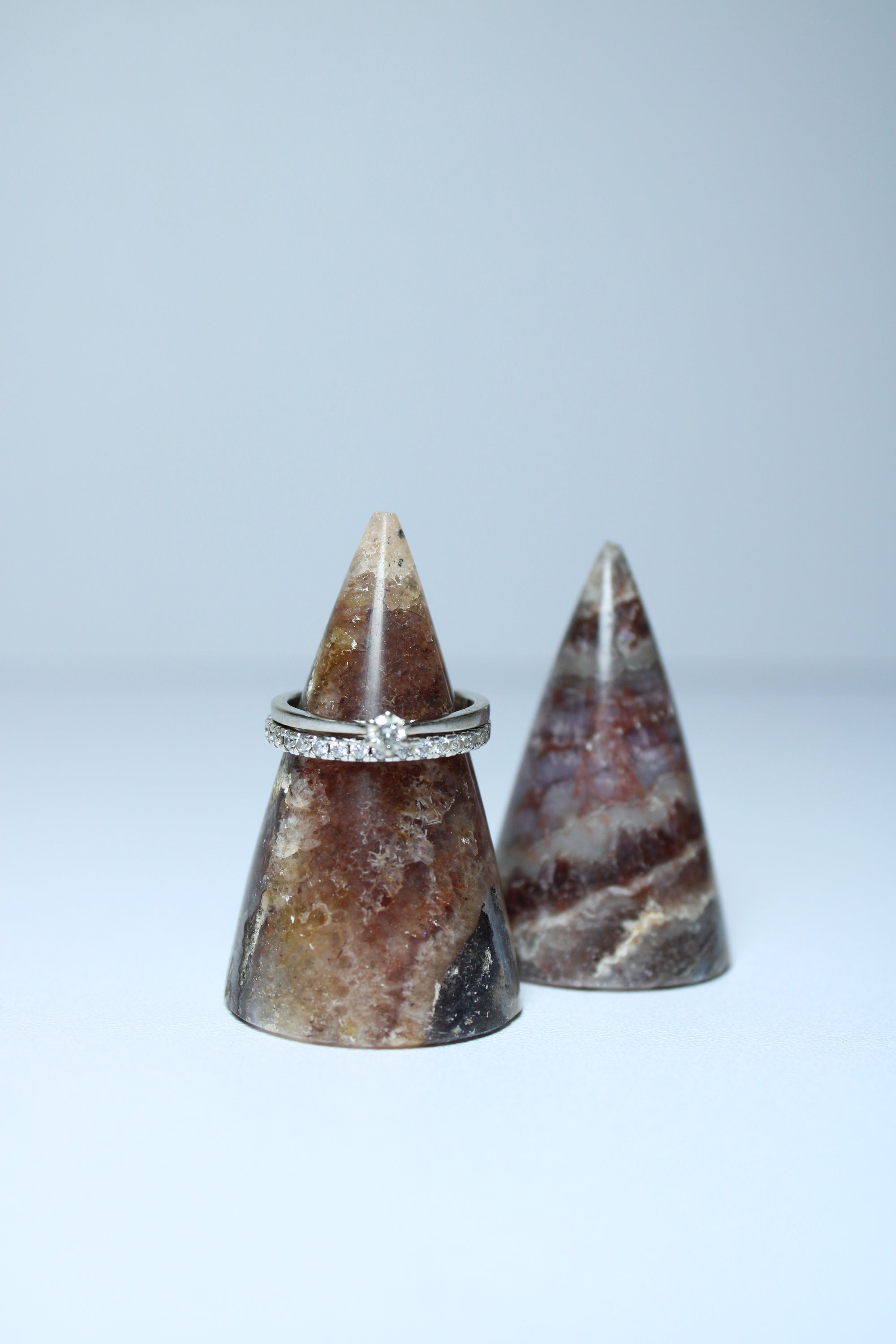 Ring holder chevron amethyst