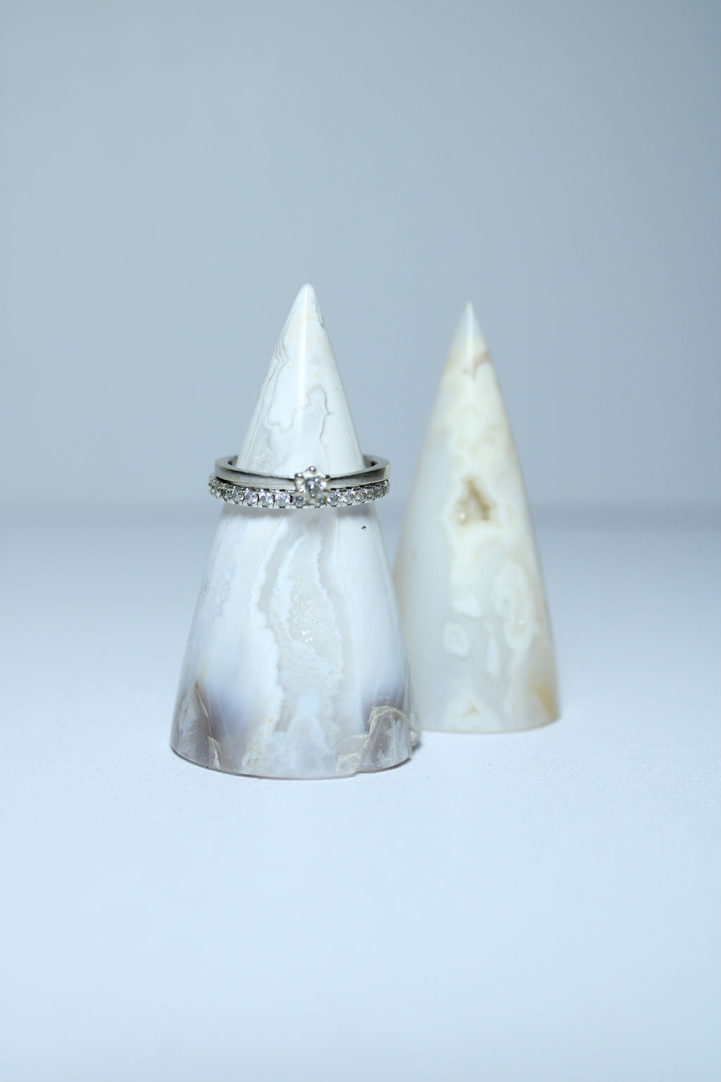 Ring holder snow agate