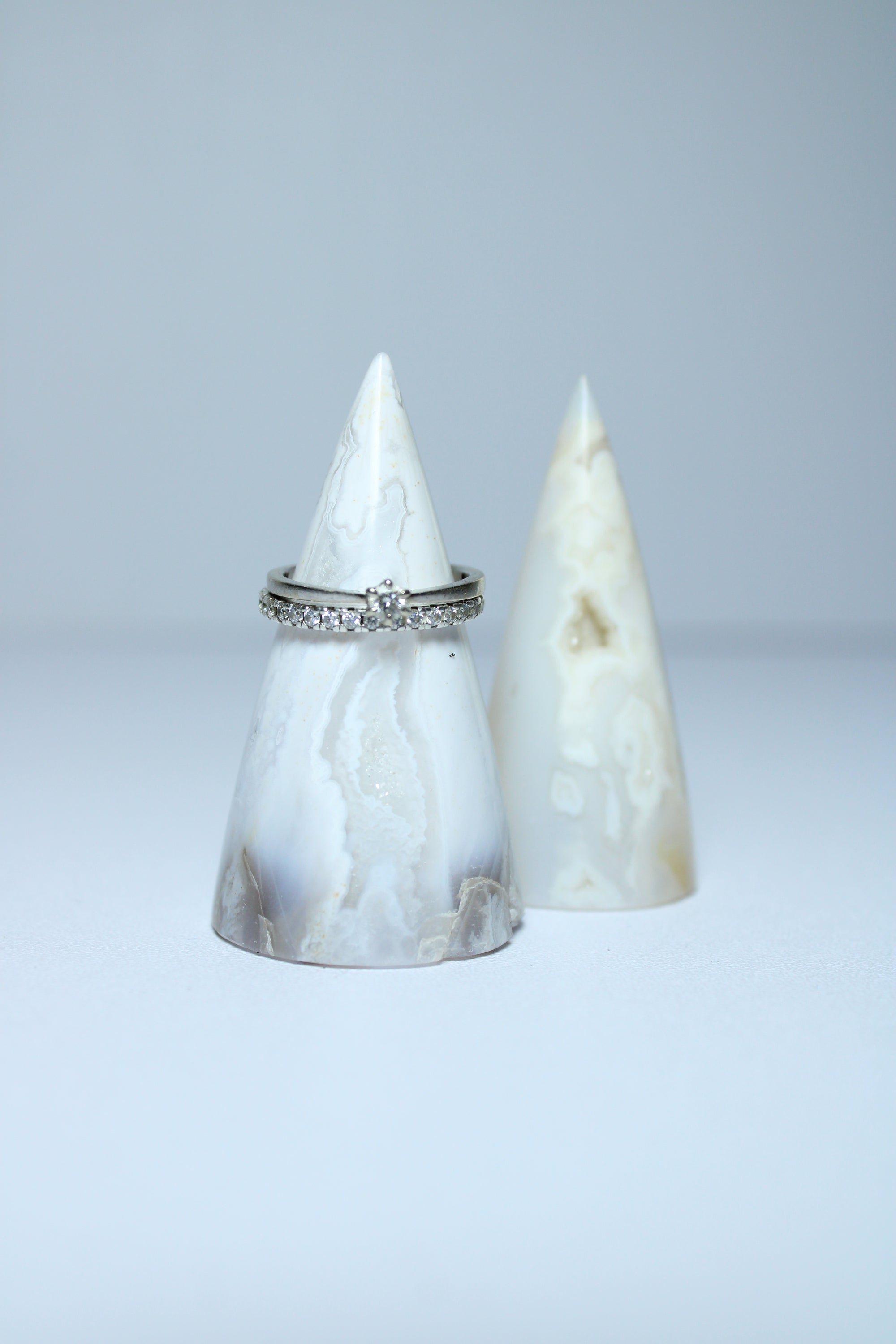 Ring holder snow agate