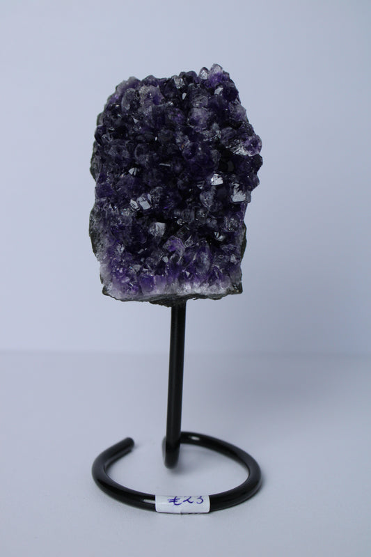 Amethist cluster op standaard - Gemstone Dreams