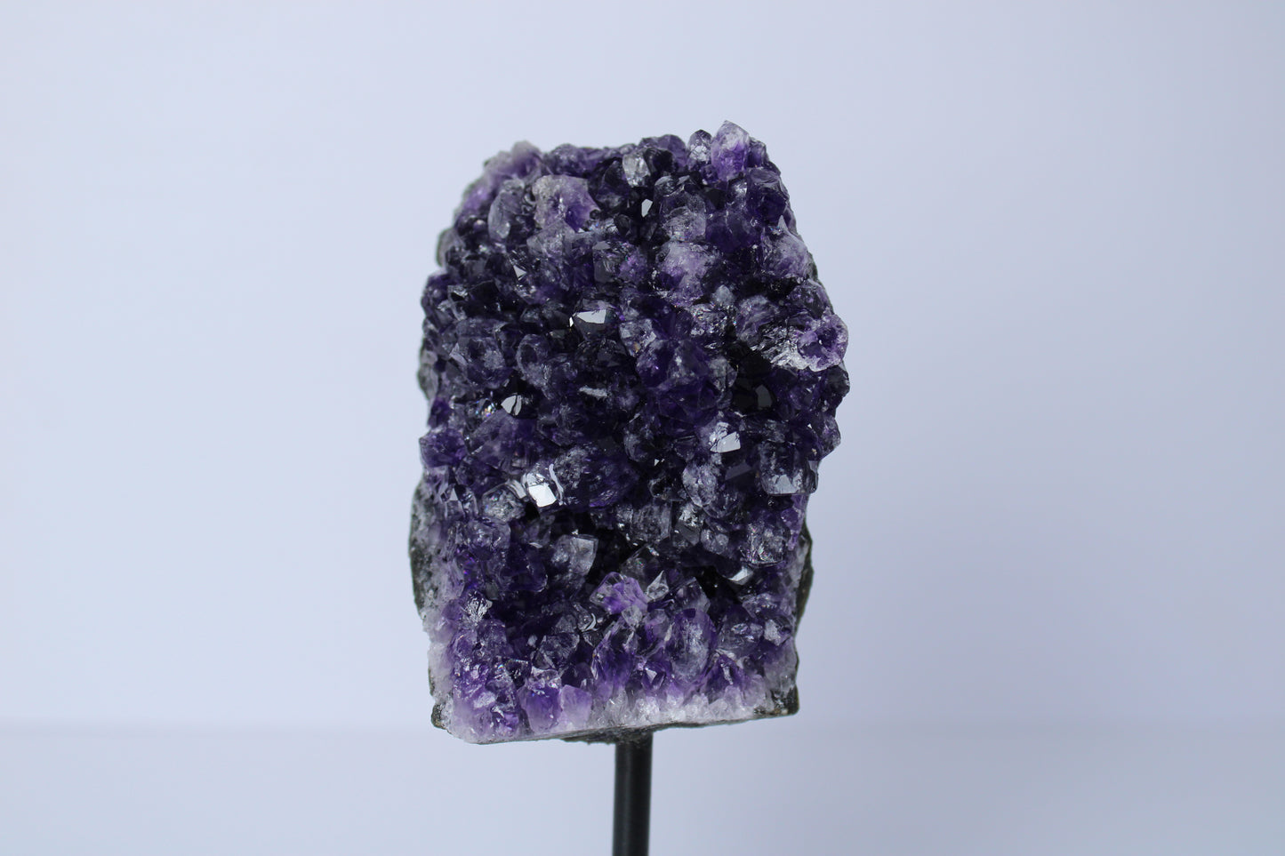 Amethist cluster op standaard - Gemstone Dreams