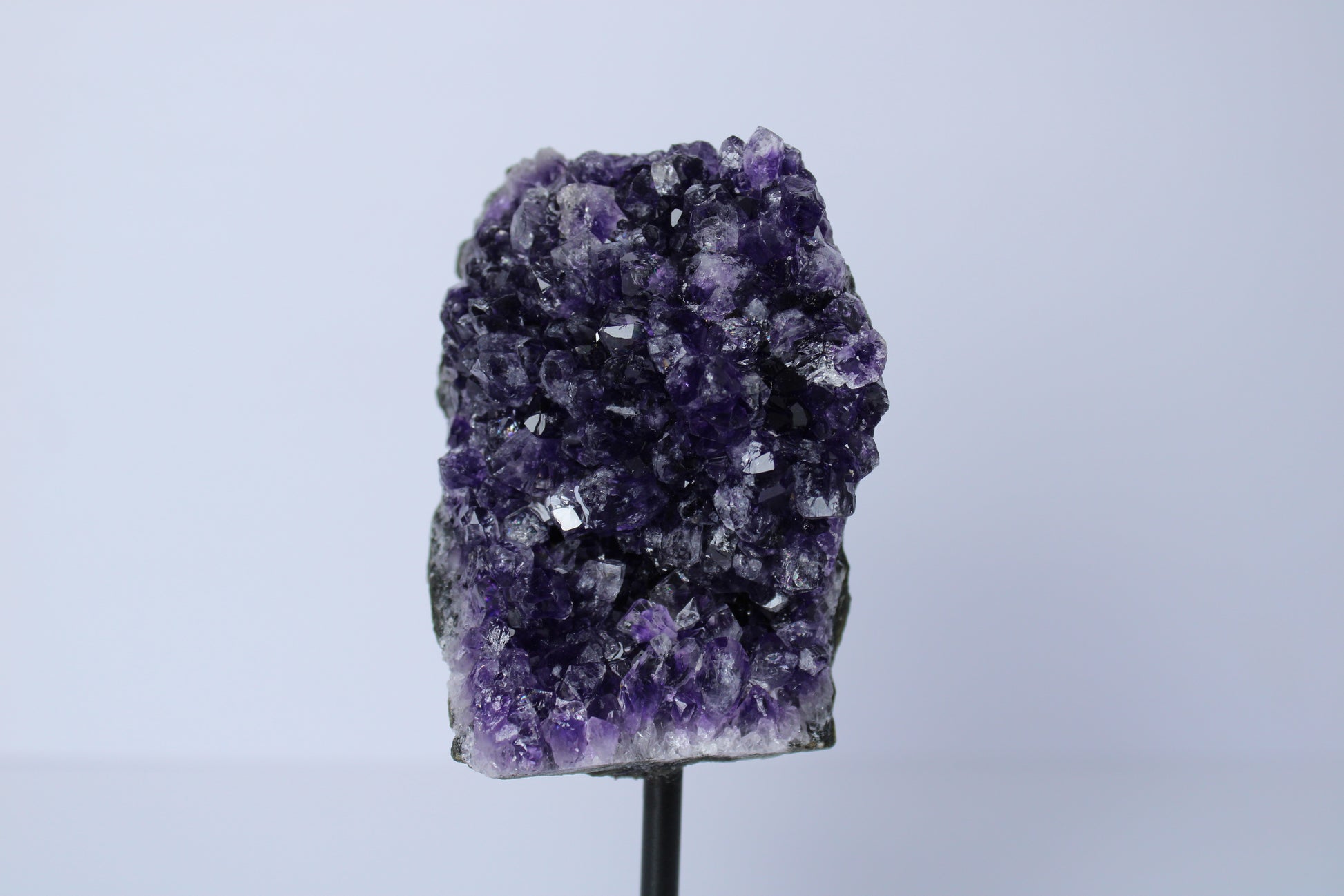 Amethist cluster op standaard - Gemstone Dreams