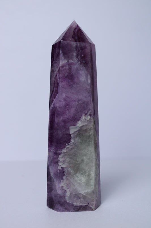 Paarse fluoriet toren - Gemstone Dreams
