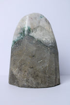 Groene regenboog amethist standvlak XL - Gemstone Dreams