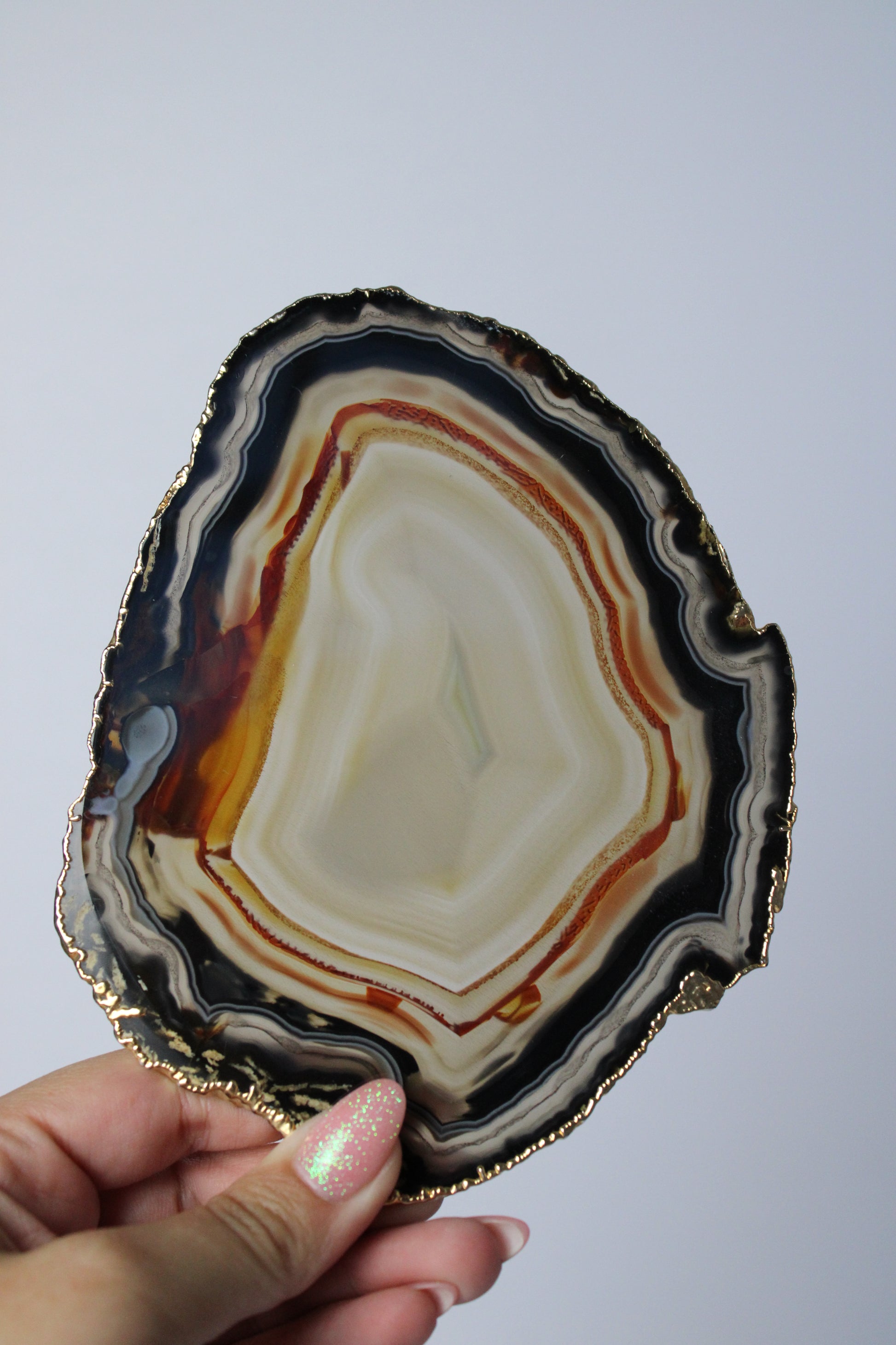 Agaatschijf (gold plated) op standaard - Gemstone Dreams