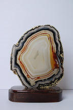 Agaatschijf (gold plated) op standaard - Gemstone Dreams