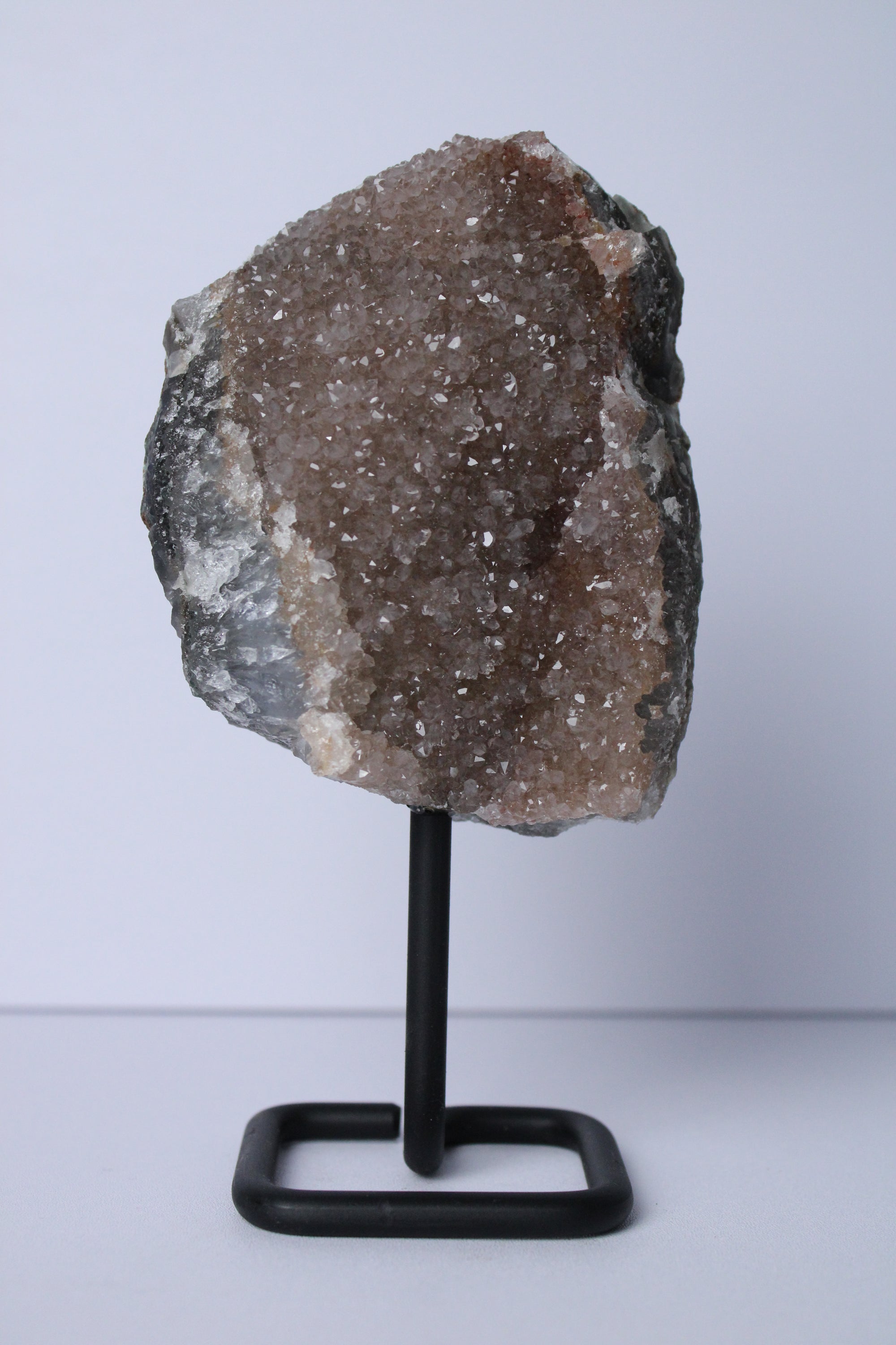 Regenboog amethist op standaard - Gemstone Dreams