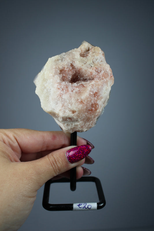 Roze amethist op standaard