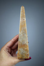 Roze amethist obelisk