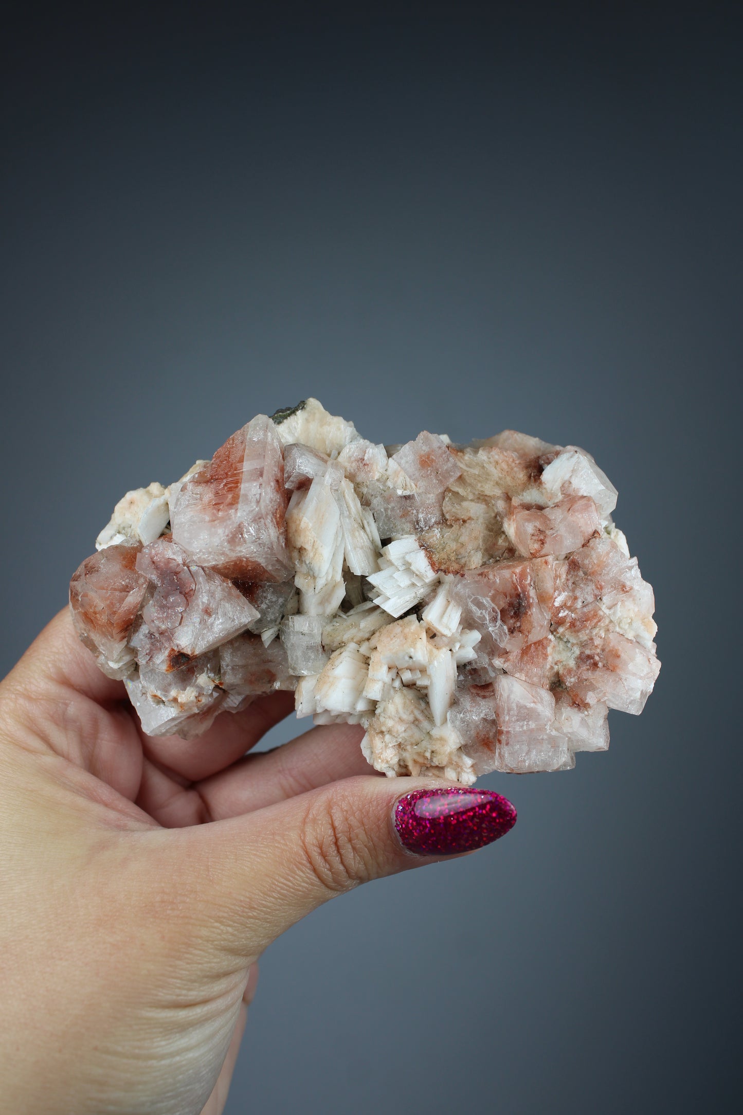 Hematiode kwarts cluster met calciet