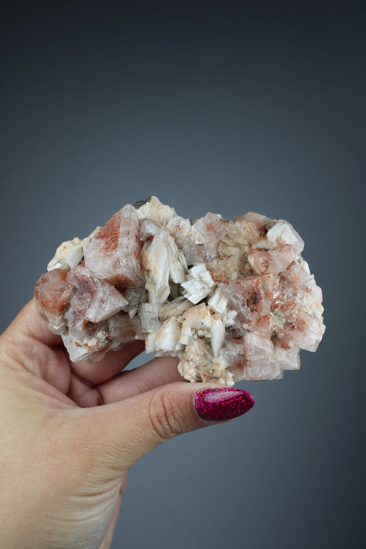 Hematiode kwarts cluster met calciet