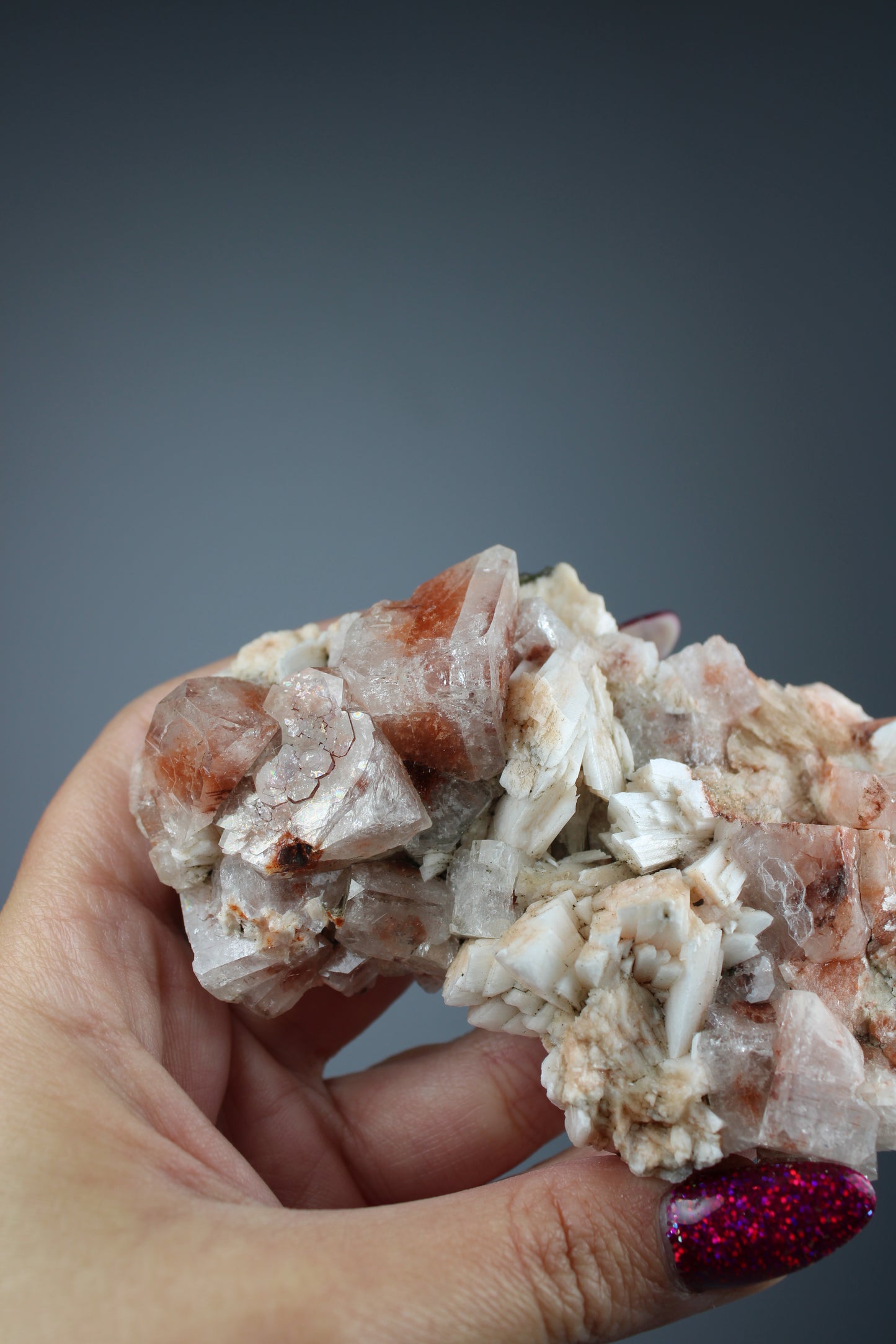 Hematiode kwarts cluster met calciet