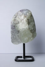 Regenboog amethist op standaard - Gemstone Dreams