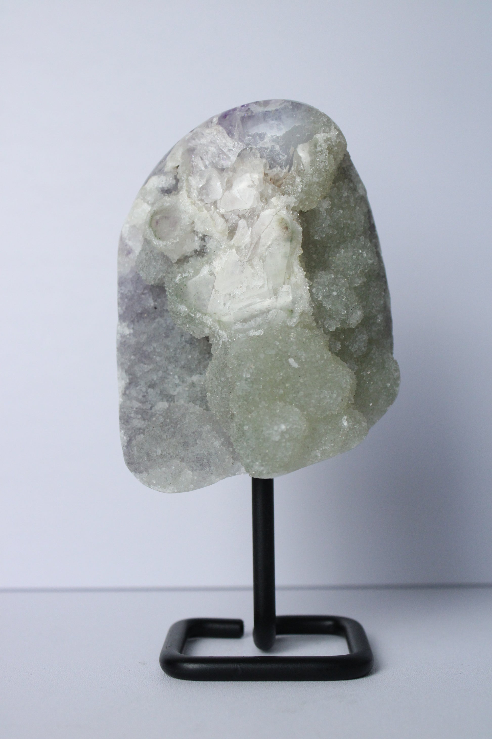 Regenboog amethist op standaard - Gemstone Dreams