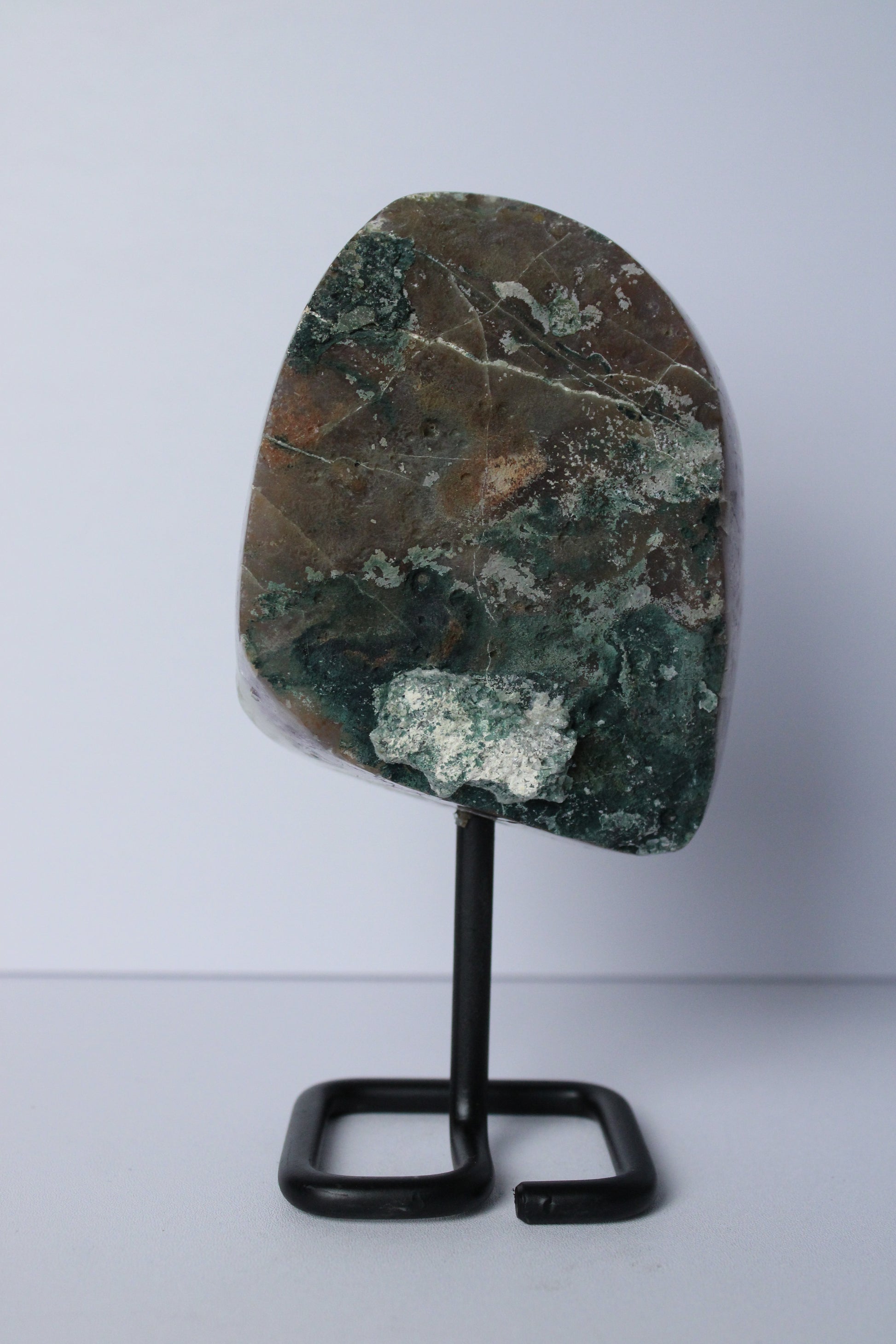 Regenboog amethist op standaard - Gemstone Dreams