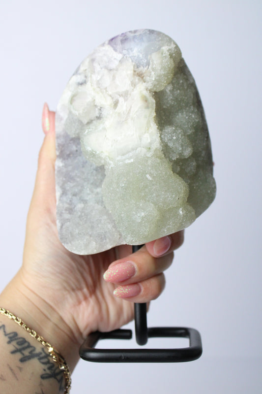 Regenboog amethist op standaard - Gemstone Dreams