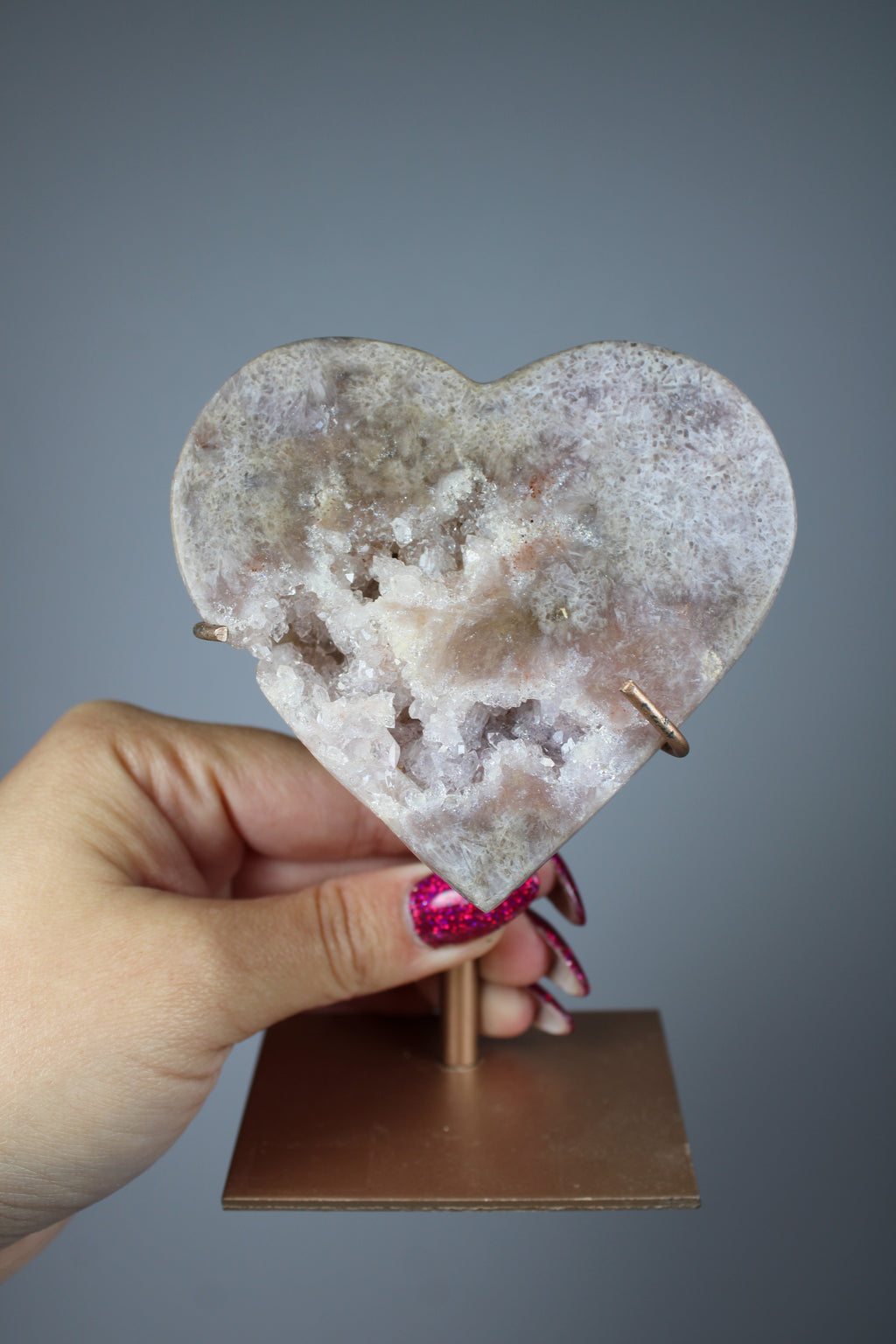 Roze amethist hart op standaard